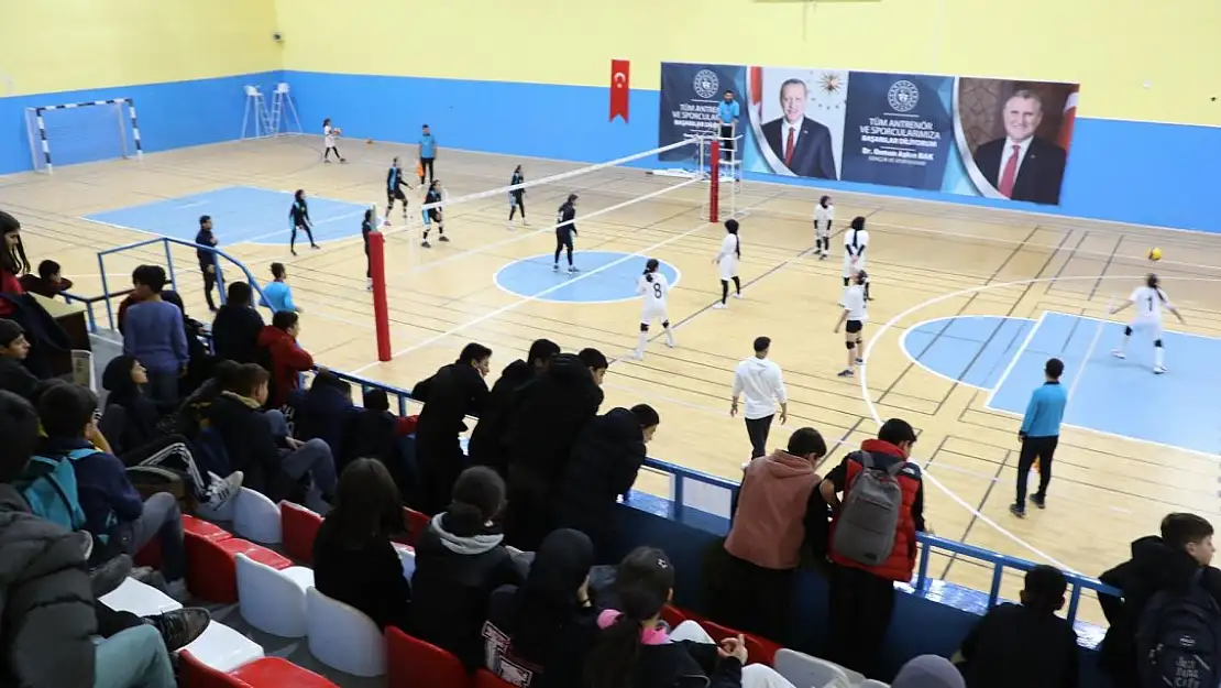 Ağrı'da Okul Sporları Voleybol Yıldızlar İl Birinciliği Tamamlandı