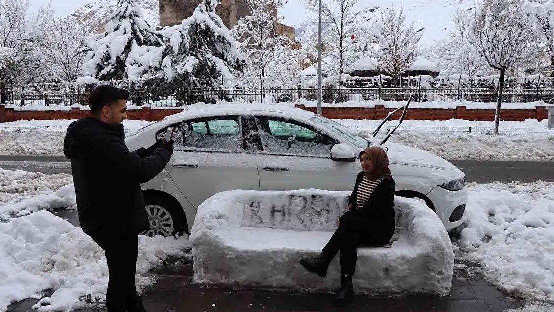 Erzurum'daki esnaf, kardan koltuk yaptı