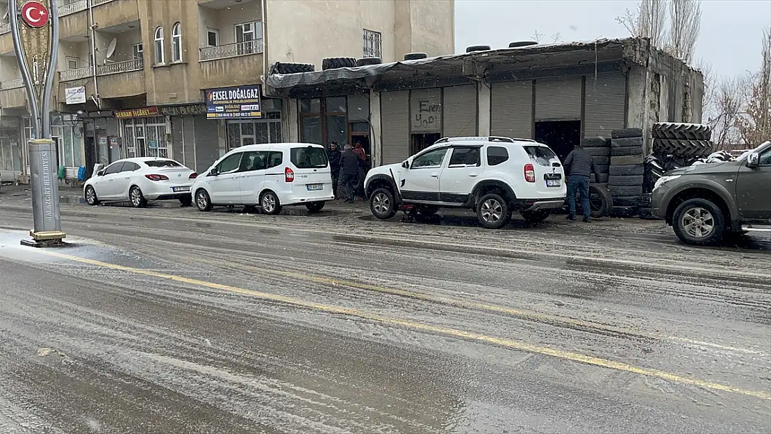 Muş'ta lastikçilerde yoğunluk yaşanıyor