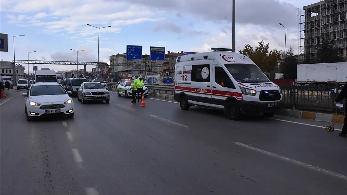 Van'da yolun karşısına geçmek isteyen kadın öldü