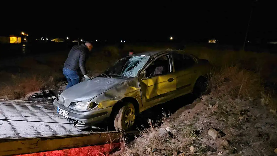 Bitlis'te buzlanan yolda otomobil takla attı