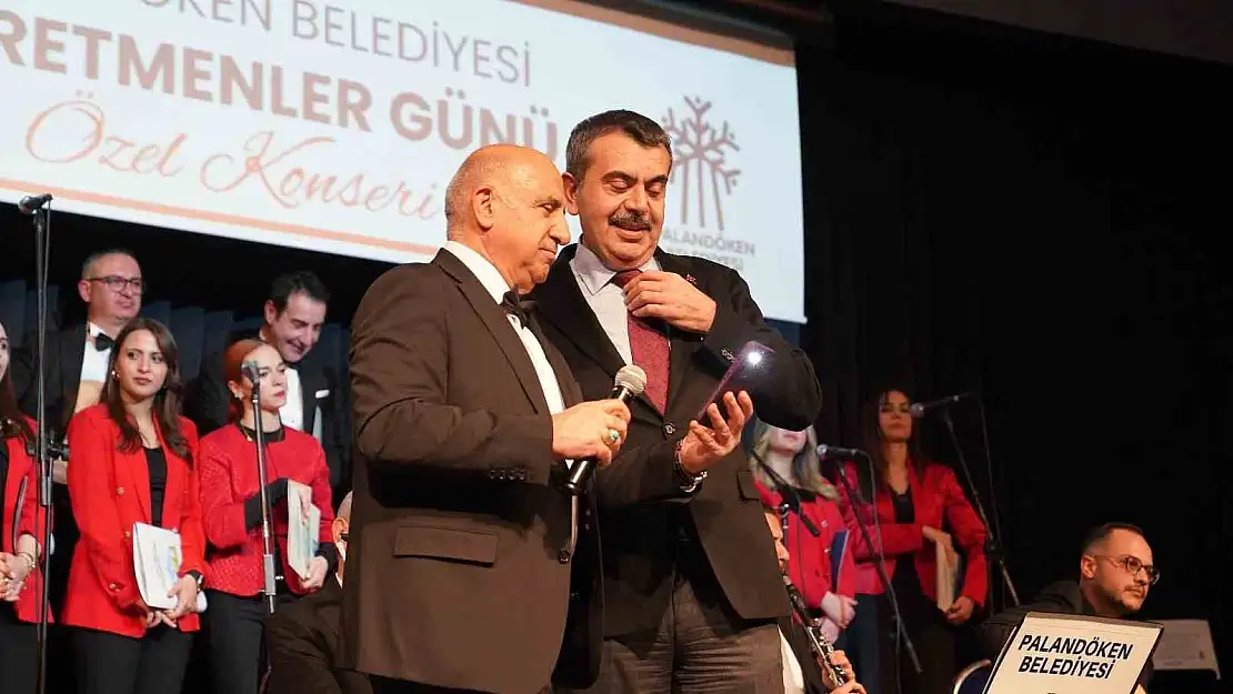 Bakan Tekin, Erzurum'da öğretmenler için şarkı söyledi