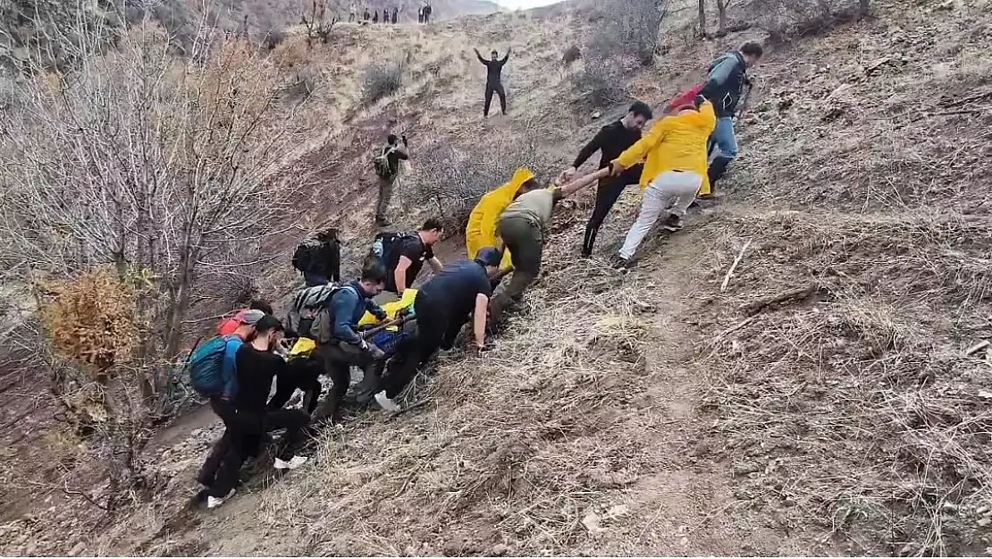 Van'da tırmanış sırasında ayağı kırılan doğasever kurtarıldı