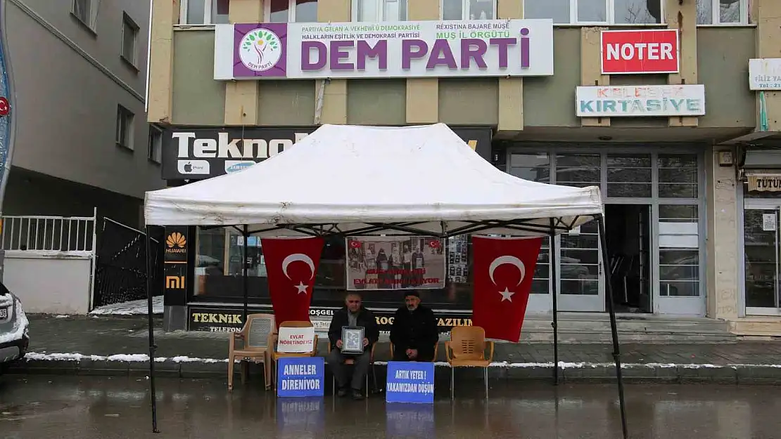 Muş'taki evlat nöbeti soğuk havaya rağmen sürüyor