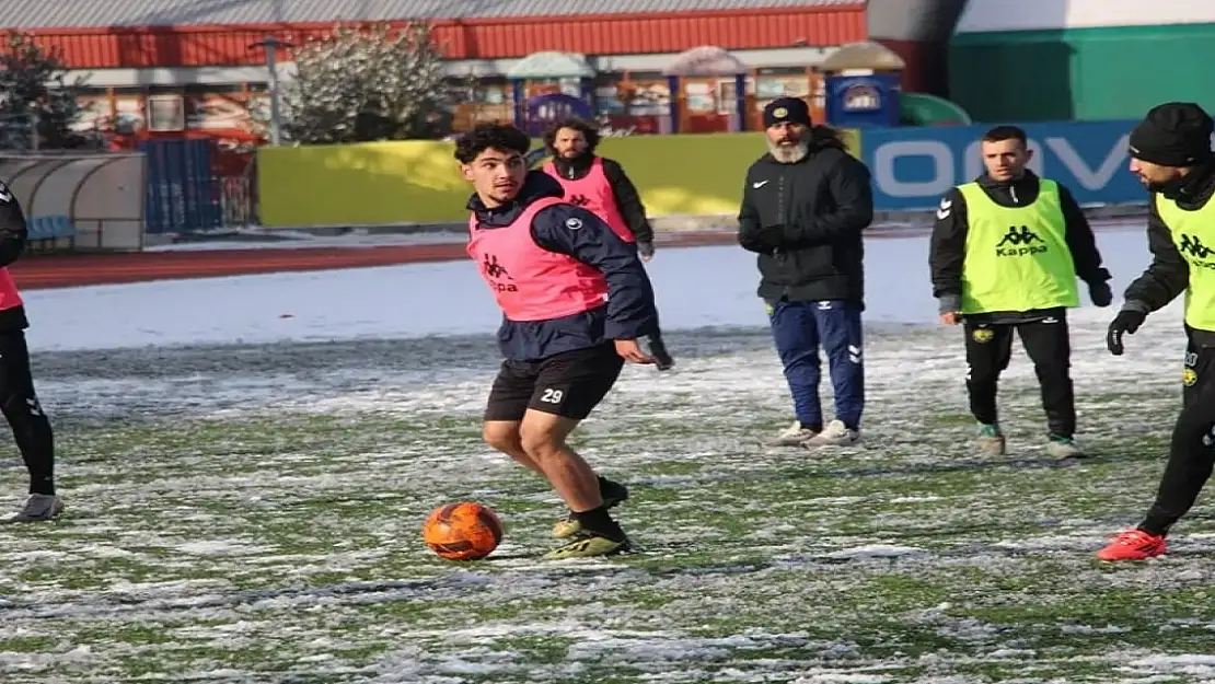 Kolibri Ağrı 1970 Spor, Karla Kaplı Sahada Maça Hazırlanıyor