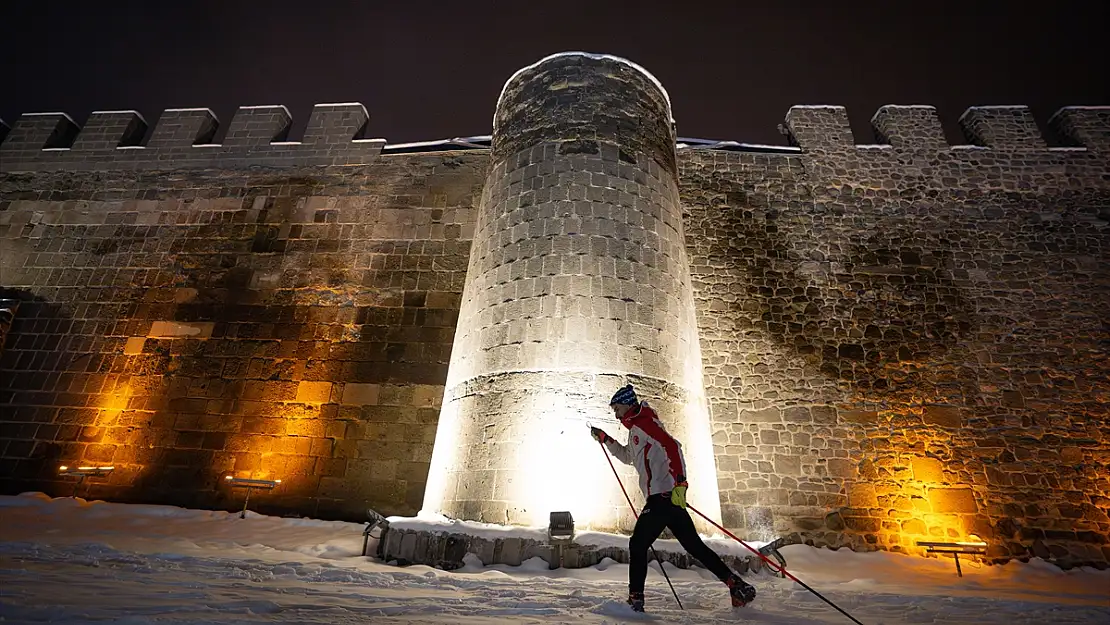 Erzurum'da Milli sporcu Barış Oduncu, tarihi yapılar arasında kayak keyfi yaptı