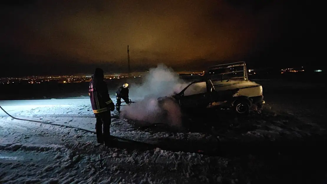 Van'da bir vatandaş sürekli arıza yapan kamyonetini yaktı