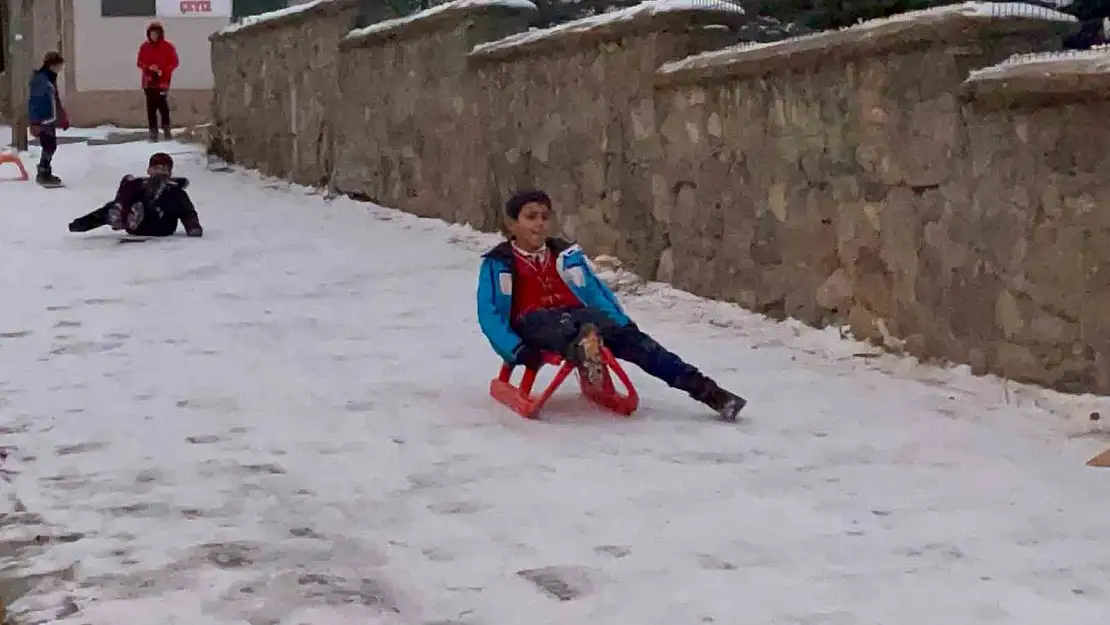 Kars'ta çocuklar karın keyfini çıkarıyor