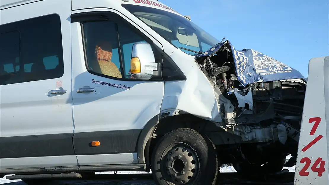 Kars'ta feci kaza: Öğretmenleri taşıyan minibüs otomobile çarptı