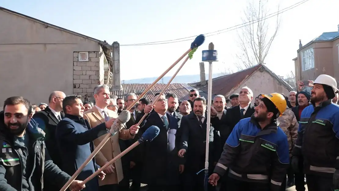 Hamur'da Doğalgaz Meşalesi Yakıldı