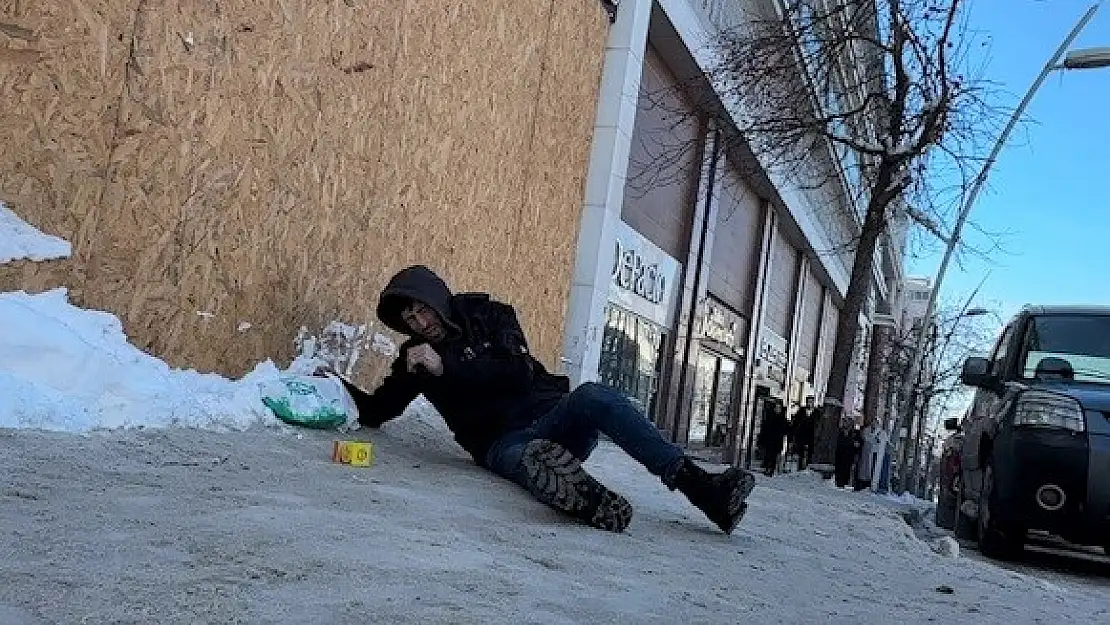 Erzurum'da vatandaşlar buz pistine dönen kaldırımlara direnemedi