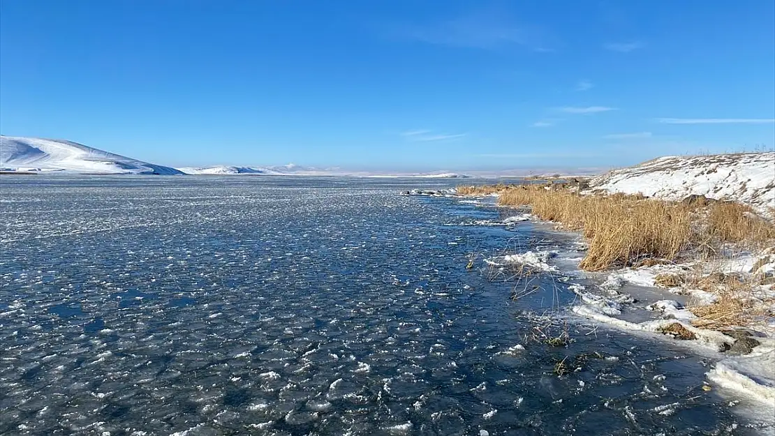 Kars'ta Çıldır Gölü'nün yüzeyi buz tuttu