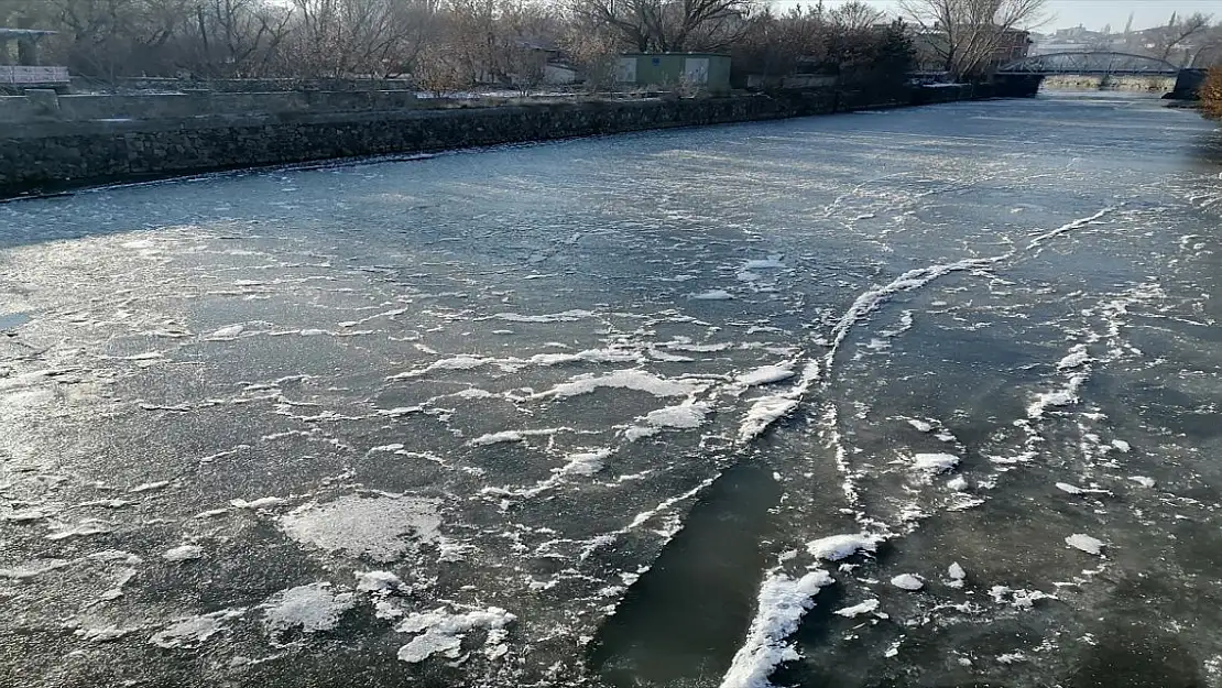 Kars Çayı Buz Tuttu