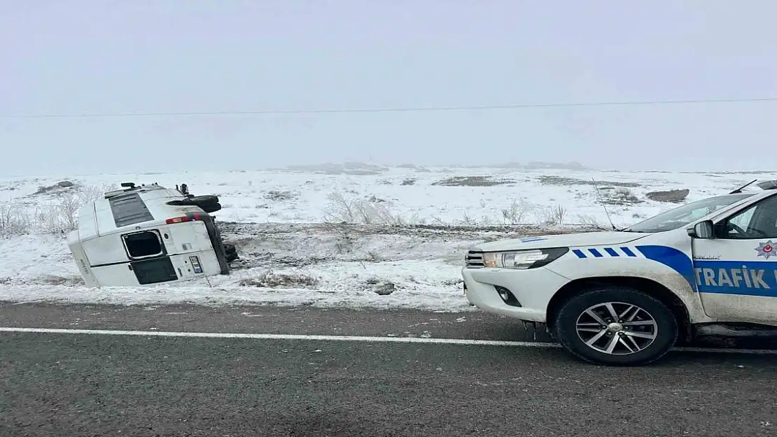 Erzurum Horasan'da Minibüs Devrildi