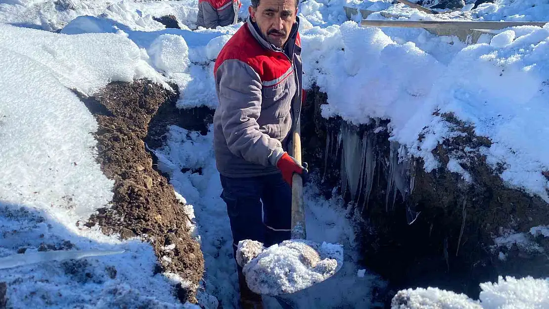 Erzurum mezarlığında kış hazırlığı