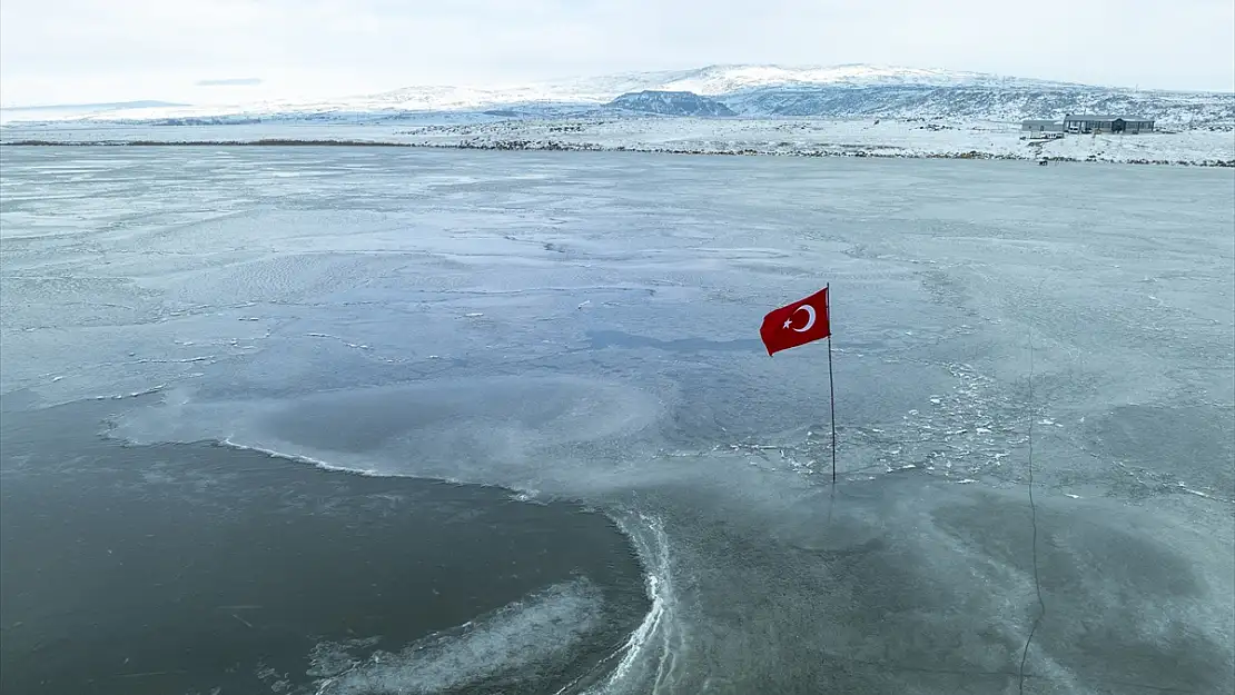 Çıldır Gölü'nde Buzlanma Başladı