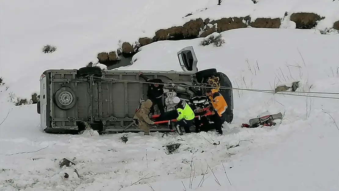 Erzurum'da minibüs şarampole devrildi