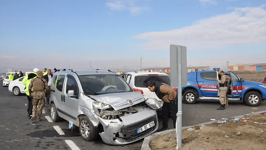 Kars'ta trafik kazası: 1'i çocuk 4 kişi yaralandı