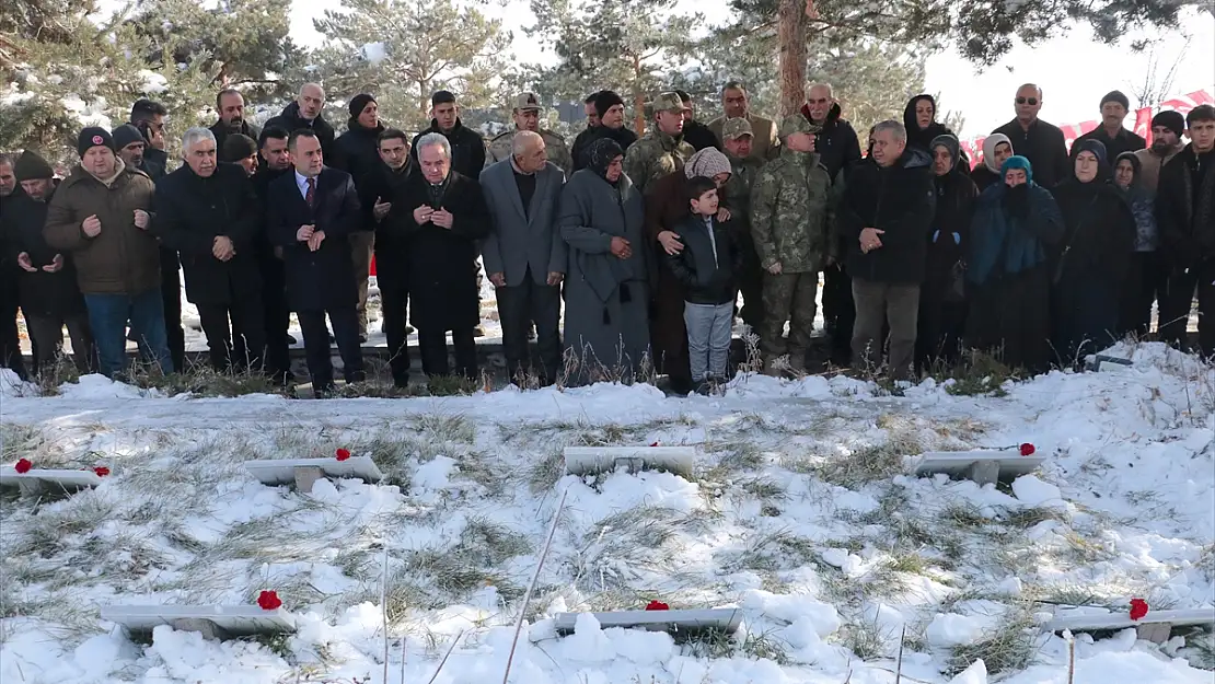 Erzurum'da 58 yıl önce yangında şehit olan 65 asker anıldı