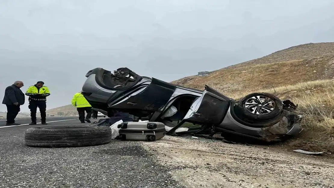 Diyarbakır'da Kontrolden Çıkan Otomobil Ters Döndü