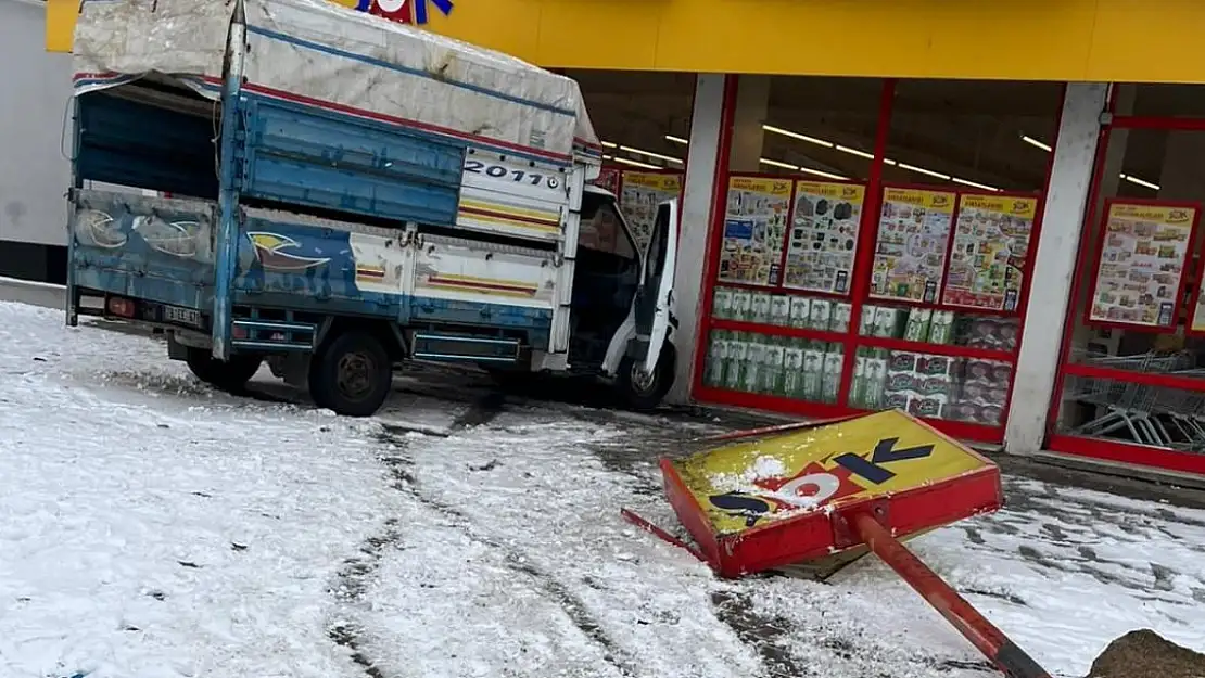 Ağrı'da Kaza: Kamyonet Zincir Markete Çarparak Durabildi