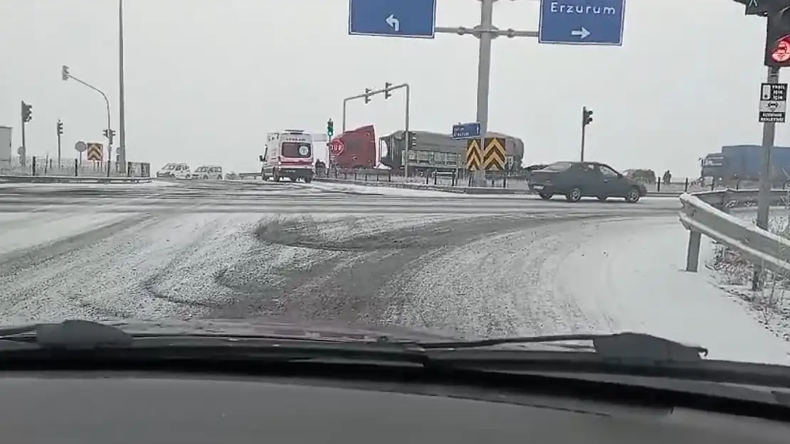 Kars'ta buzlanma kazalara neden oldu