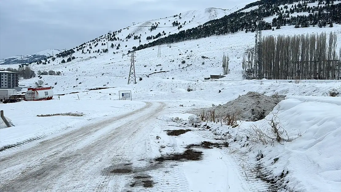 Erzurum'da 11 yerleşim yerine ulaşım sağlanamıyor