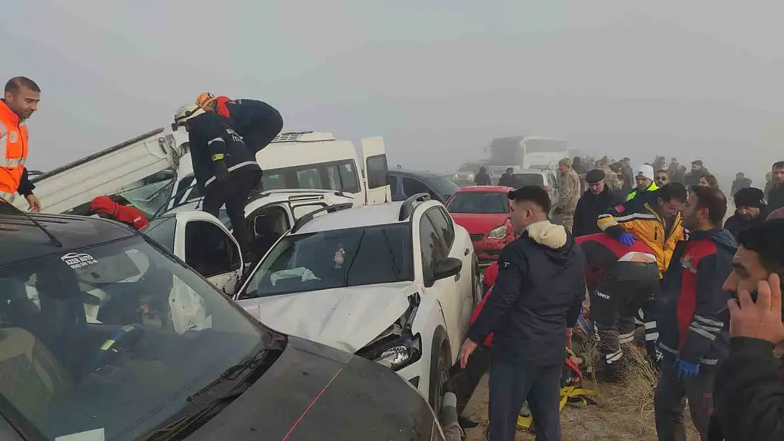 Van'da peş peşe zincirleme trafik kazaları: Yaralılar var