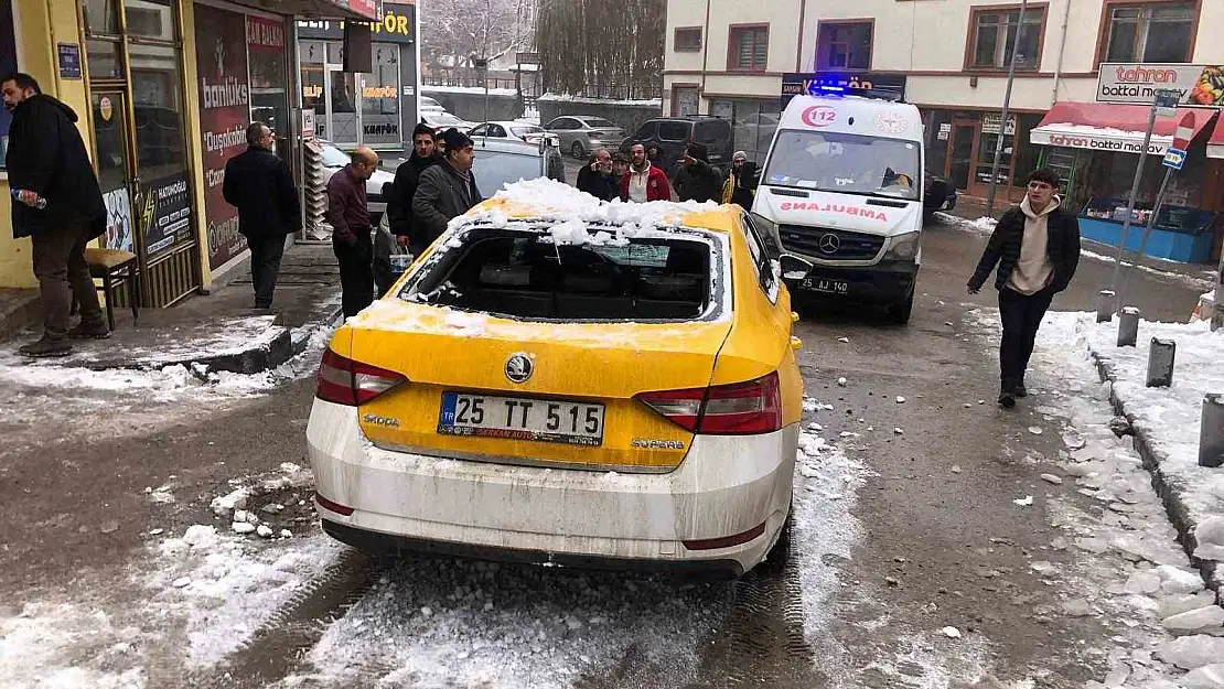 Erzurum'da 2 otomobilin üzerine kar kütlesi düştü