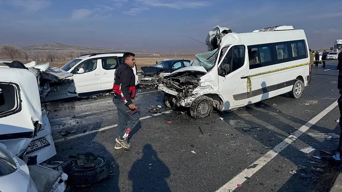 Van'daki iki ayrı zincirleme kazada acı bilanço: 1 ölü, 15 yaralı