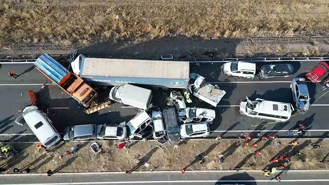 Van'daki zincirleme trafik kazalarında 35 araç birbirine girdi