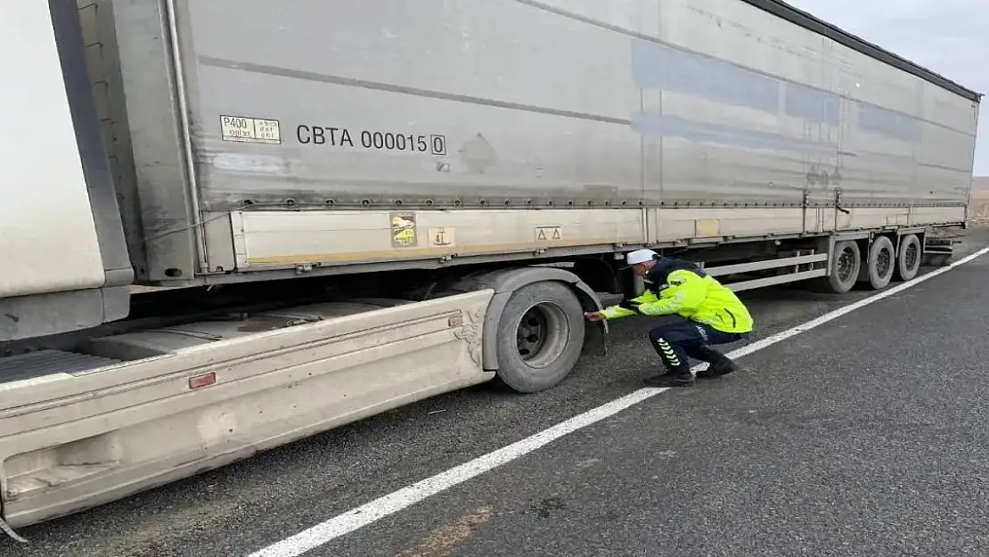 Kars'ta Jandarma Ekiplerinden Kış Lastiği Denetimi