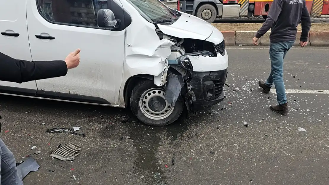 Erzurum Caddesi'nde Maddi Hasarlı Trafik Kazası