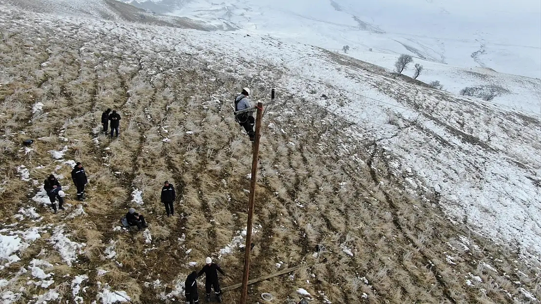 Muş'ta VEDAŞ ekipleri zorlu kış şartlarında çalışmalarını sürdürüyor