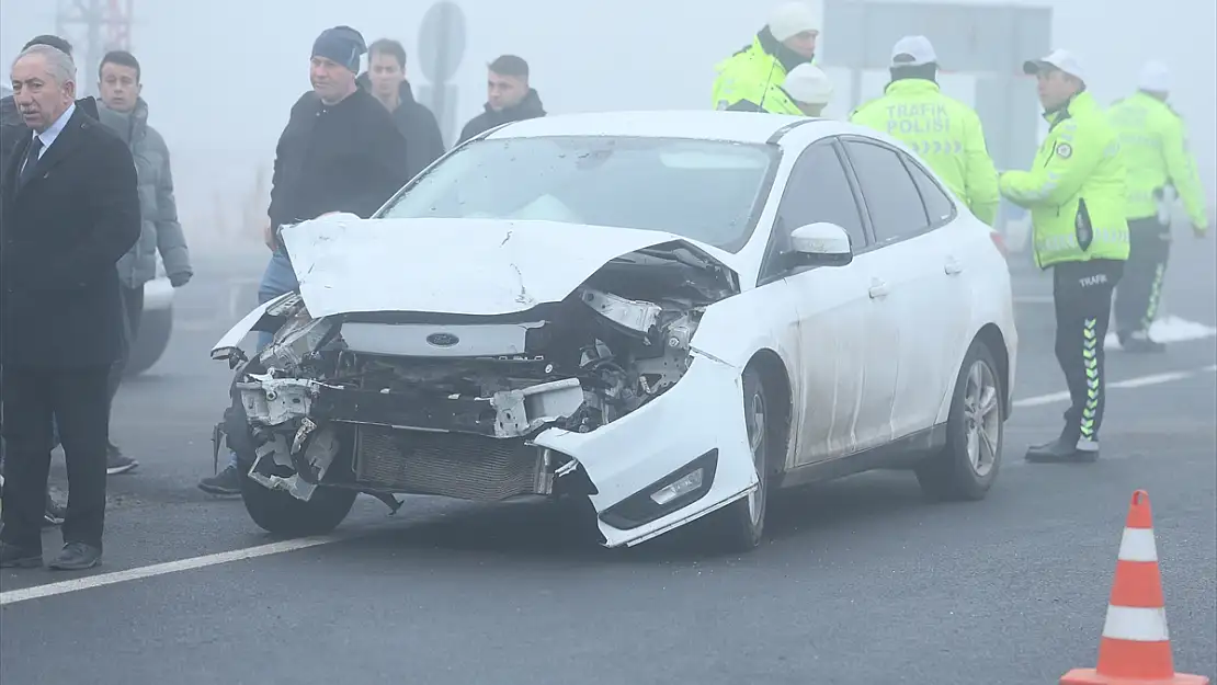 Kars'ta iki otomobilin çarpıştı: Polis memuru yaralandı