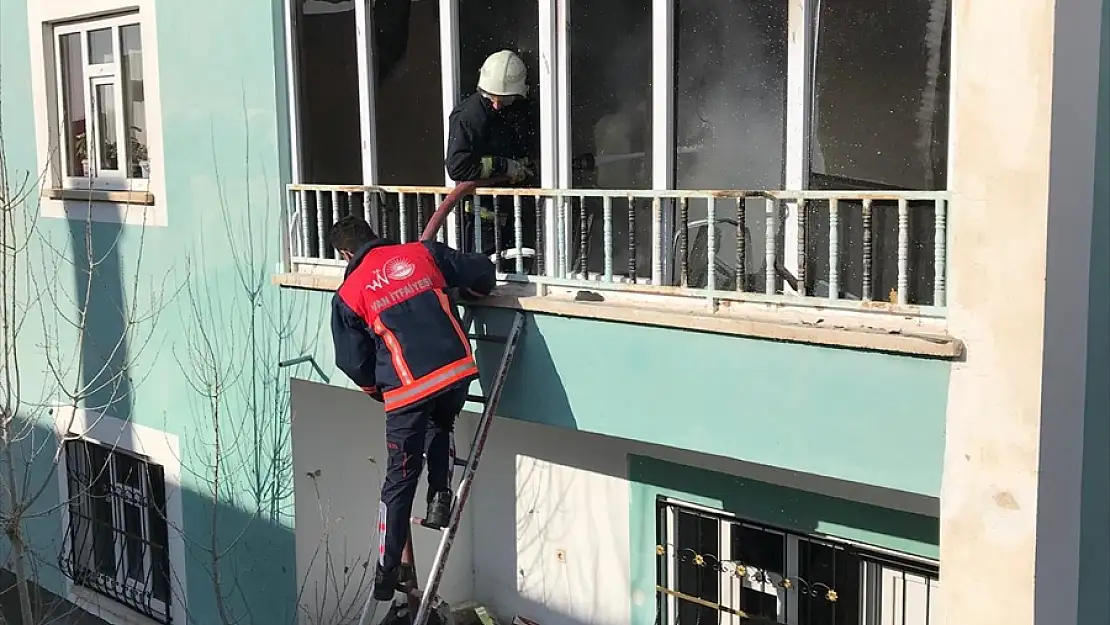 Van'da sobadan çıkan yangın evi kullanılamaz hale getirdi