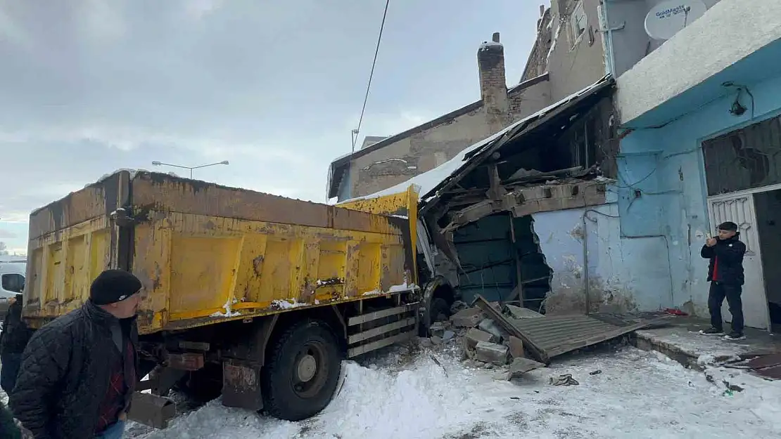 Erzurum'da kamyon evin kömürlüğüne daldı