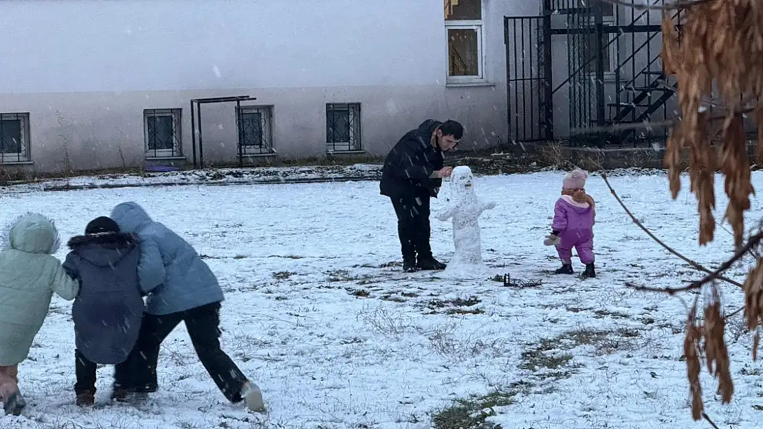 Ağrı'da Kar Yağışı Renkli Görüntülerle Karşılandı