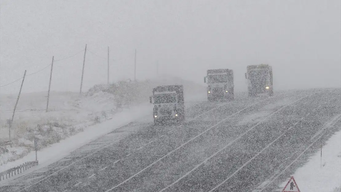 Kars'ta kar ve tipi ulaşımı olumsuz etkiledi