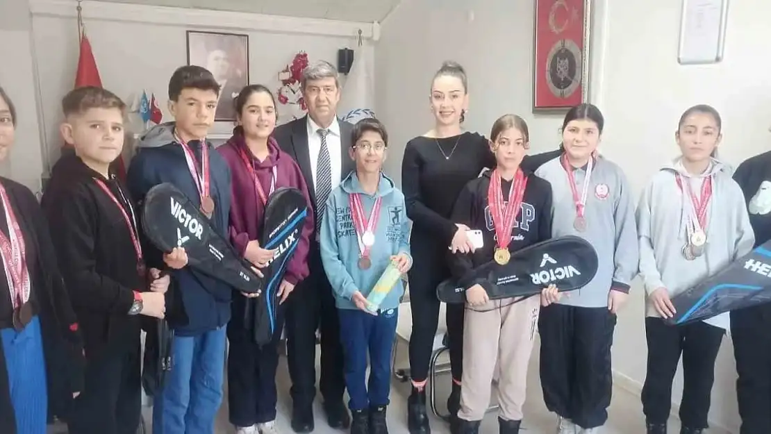 Pasinler'de Badmintonculara Malzeme Desteği