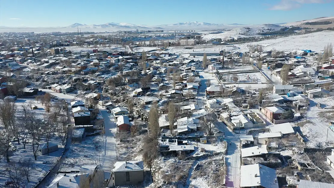 Kars'ta yolu kapanan köyde mahsur kalan hasta kurtarıldı