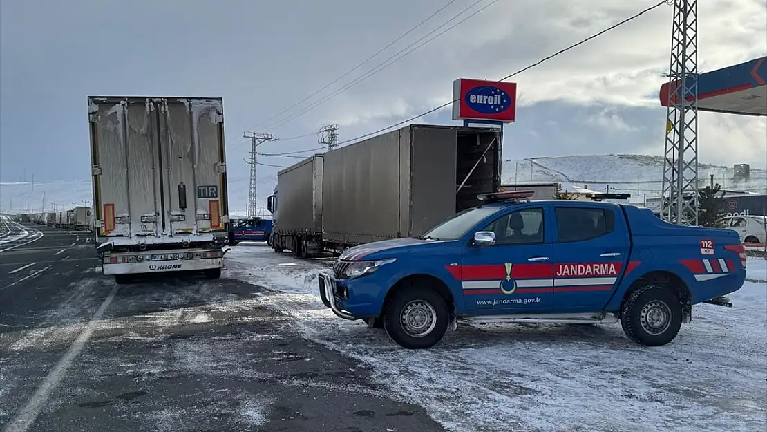 Ardahan-Kars yolu ağır tonajlı araçlara kapandı