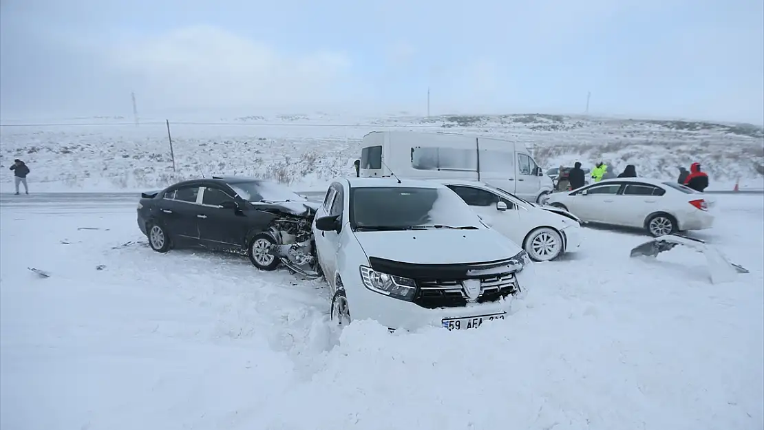 Kars'ta 8 araç birbirine girdi