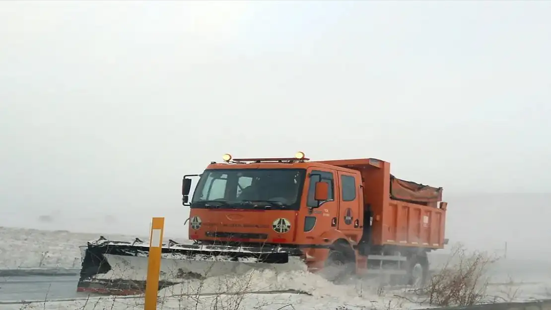 Kars-Ardahan Yolunda Tipi Nedeniyle Mahsur Kalan Araçlar Kurtarıldı