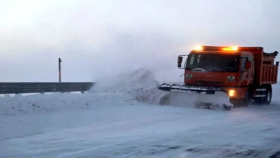 Kars'ta Kar ve Tipi 18 Köy Yolunu Ulaşıma Kapattı