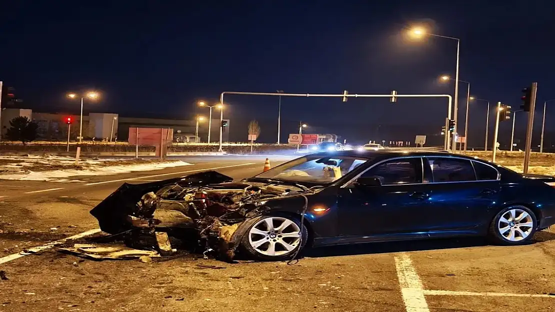 Kars'ta Trafik Kazası: İki Sürücü Ağır Yaralandı