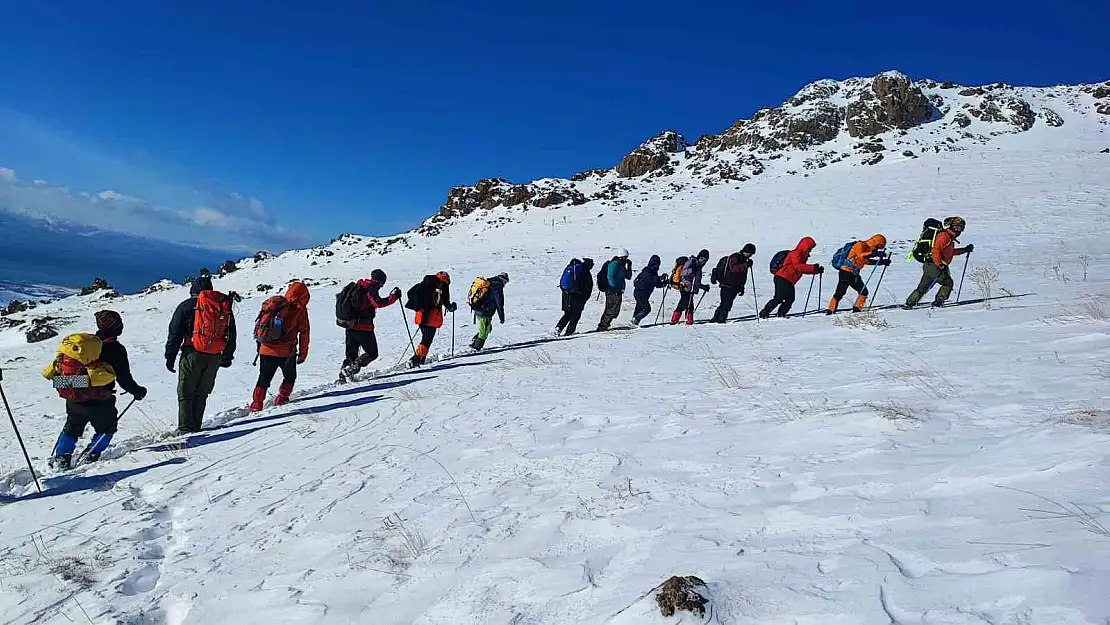 Vadi Doğa Sporları Kulübü'nden Küçük Erek Dağı'na zirve tırmanışı