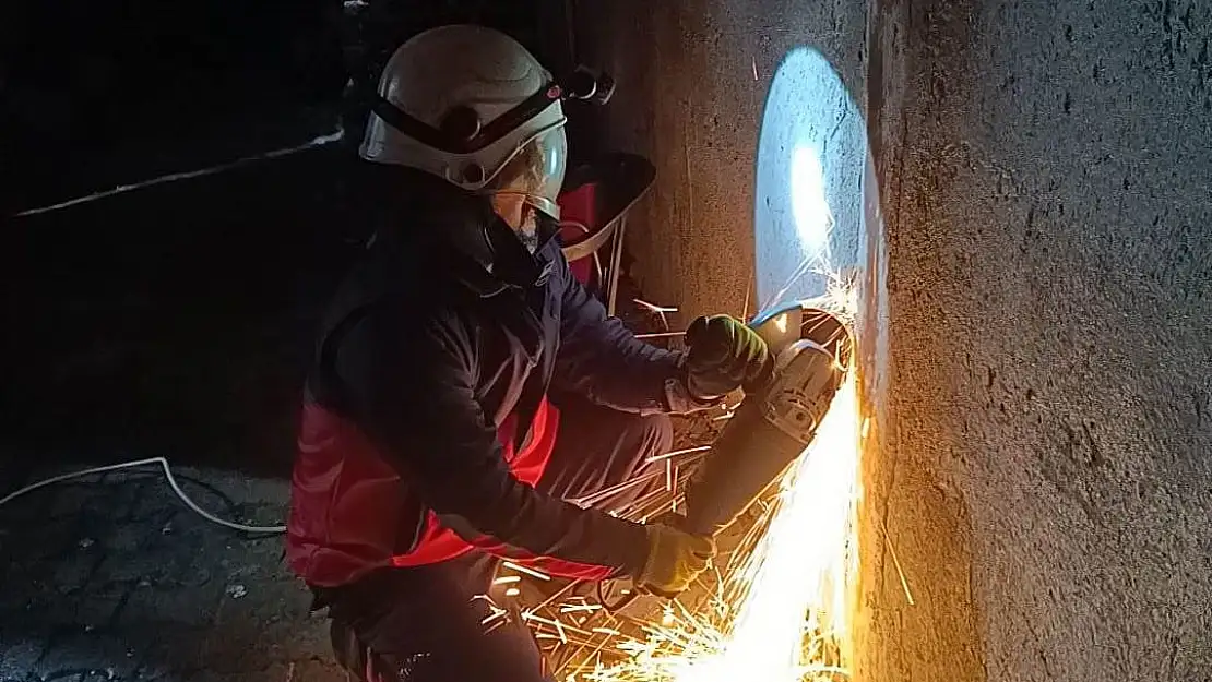 Van'da direk içerisine giren kedi kurtarıldı