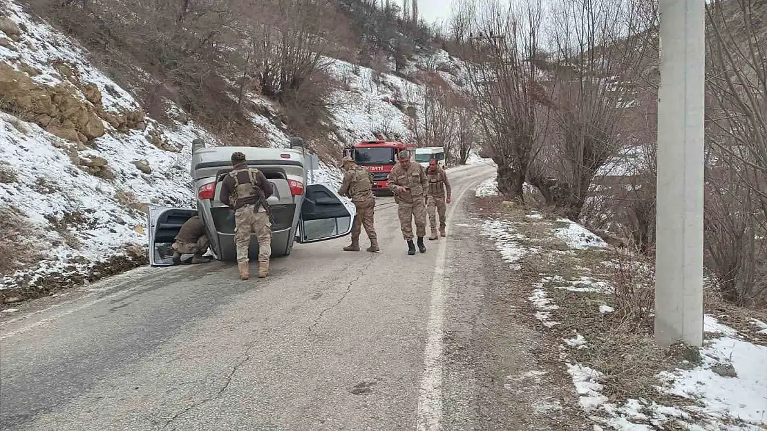 Otomobil buzlanan yolda otomobil takla attı