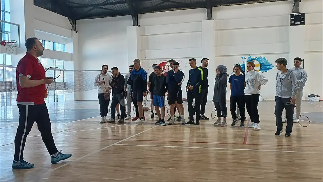 Bitlis'te 2. kademe badminton antrenörlük kursu başladı